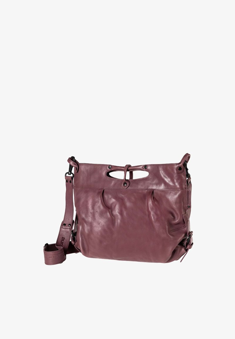 Borsa a spalla in pelle di color bordeaux, con apertura superiore e un taglio unico, tracolla regolabile e superficie morbida e texture.