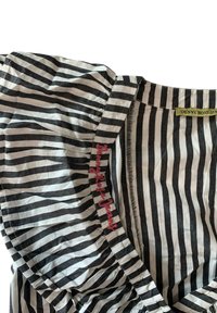 Top in tessuto a righe bianche e nere con dettagli arricciati, caratterizzato da ricamo rosa "Denny Rose Jeans" e un'etichetta sul collo.