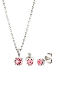Sølv kæd necklace med en lyserød ædelsten pendans, parret med matchende lyserøde ædelsten stud øreringe. Glat metal finish og runde former.