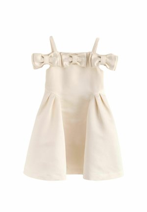 Cremefarbenes Kleid mit schulterfreien Trägern, das drei große Schleifen am Ausschnitt und Faltenrockdetails hat. Glatte Stofftextur.