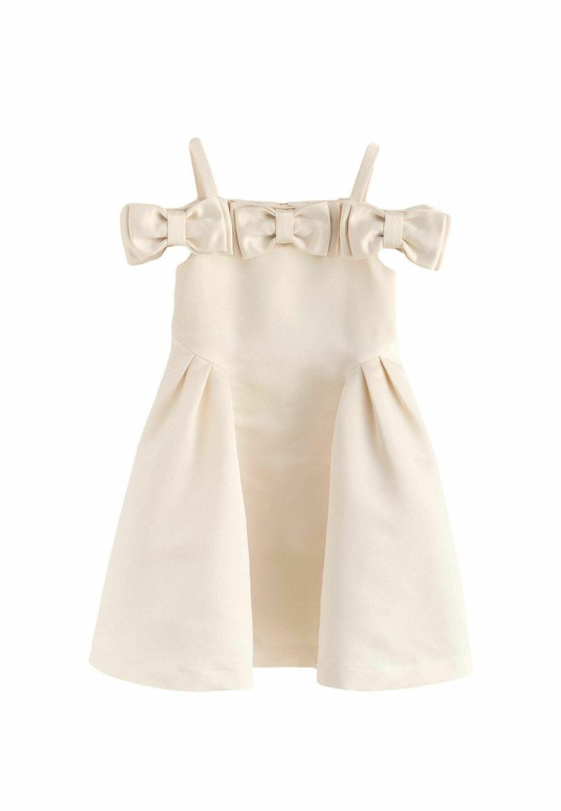 Kreemivärvi kleit, millel on õlavarrelt langevad rihmad, kaunistatud kolme suure nooliga kaeluses ja volditud seeliku detailidega. Sujuv kangatekstuur.