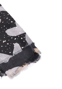 Sciarpa decorata in nero e grigio, con forme astratte e accenti dorati. I bordi sono frangiati per una maggiore texture.