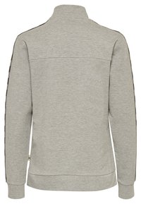 Grå sweatshirt med hög krage, långa ärmar och svarta sidostrekar med mönster. Tillverkad av mjukt, texturerat tyg.