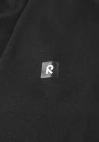 Czarna tkanina o gładkiej fakturze z małym kwadratowym logo w białym kolorze, z stylizowaną literą "R" na środku.