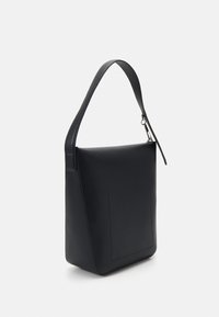 Calvin Klein SOFT SCULPT BUCKET BAG - Bolso de mano - black