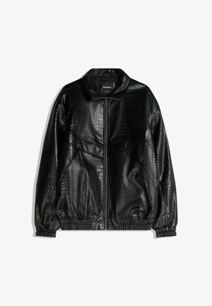 Čierna bomber bunda z umelej kože s krokodílím vzorom, so zipsom vpredu, širokým golierom a elastickými manžetami pre uvoľnený strih.