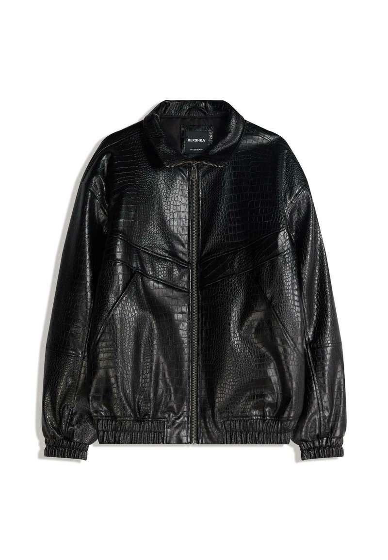 Čierna bomber bunda z umelej kože s krokodílím vzorom, so zipsom vpredu, širokým golierom a elastickými manžetami pre uvoľnený strih.
