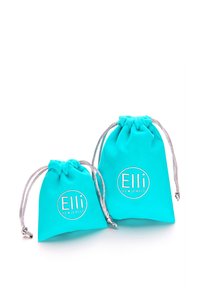 Zwei Zugbeutel aus türkisfarbenem Stoff mit silbernen Akzenten; einer größer und einer kleiner, mit dem Logo "Elli WE ♥ JEWELS."