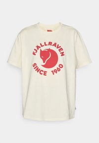 Krém színű pamut póló, piros grafikával, amelyen egy róka embléma, a "Fjällräven Since 1960" felirat, és egy kis díszítés található a szegélyen.