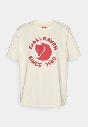 Kremowa bawełniana koszulka z krótkim rękawem z czerwonym grafiką przedstawiającą emblemata lisa, z napisem "Fjällräven Since 1960" oraz małym akcentem przy dolnym brzegu.