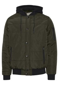 Giacca imbottita di colore verde oliva scuro con cappuccio nero. Presenta bottoni a pressione, tasche con zip sui lati e polsini e orlo a coste.