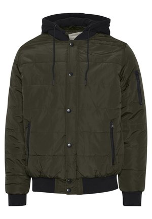 Polstret jakke i mørke olivengrøn med sort hætte. Har trykknapper, lynlåslommer på siderne samt ribbede manchetter og kant.