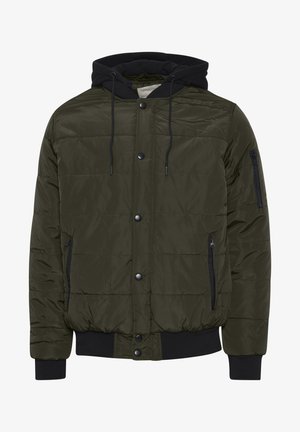 Tumedateeritud jope tumerohelises oliivivärvis musta kapuutsiga. Omab pressnuppe, külgedel tõmblukkudega taskuid ning soonikkoes mansette ja alumist äärt.