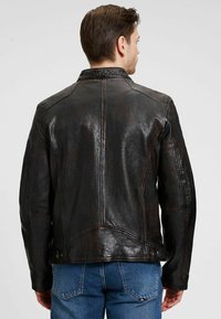 Schwarze Lederjacke mit strukturiertem Kragen, Rückennähten und einem leichten Glanz. Ausgestattet mit geknöpften Akzenten und tailliertem Schnitt.