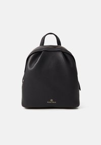Zaino in pelle nera con una texture liscia, dettaglio della cerniera dorata e logo sul davanti. Caratterizzato da una maniglia superiore e spallacci regolabili.