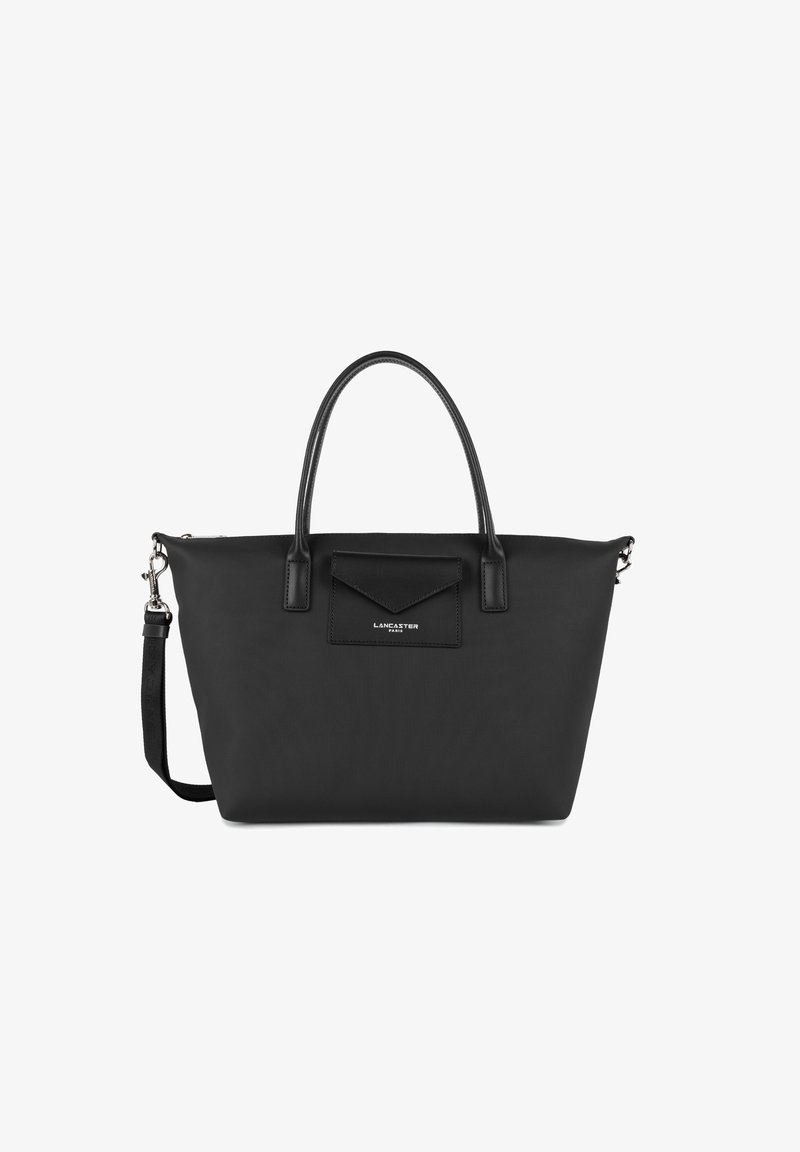 Sac fourre-tout noir en matériau lisse, doté de deux poignées, d'une bandoulière détachable et d'une poche avant avec rabat. Détail logo en argent.