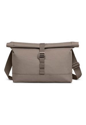 Rechteckige Taupe Messenger-Tasche mit Roll-Top, verstellbarem Gurt und zentralem Schnallenverschluss, aus strapazierfähigem Stoff.