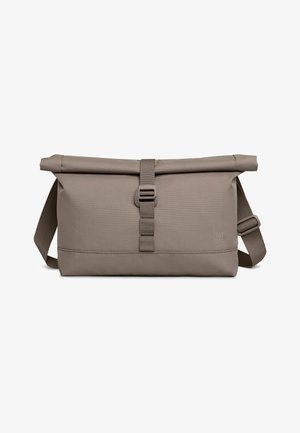 Rechteckige Taupe Messenger-Tasche mit Roll-Top, verstellbarem Gurt und zentralem Schnallenverschluss, aus strapazierfähigem Stoff.
