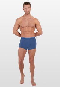 Herrboxershorts i blått tillverkade av mjukt material, med en åtsittande passform, elastisk midjeresår och framficka.