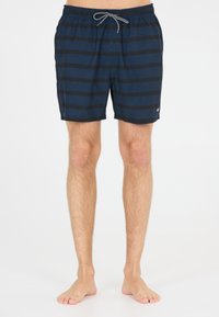 Shorts de bain bleu marine avec des rayures noires horizontales, taille élastique et cordon de serrage ; fabriqués en tissu léger, design à longueur de genou.