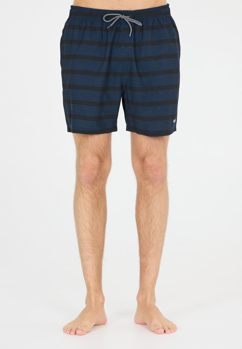 Shorts de bain bleu marine avec des rayures noires horizontales, taille élastique et cordon de serrage ; fabriqués en tissu léger, design à longueur de genou.