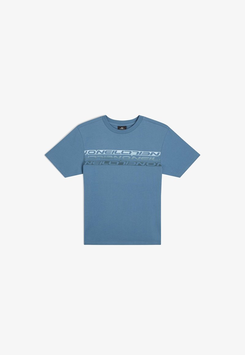 Camiseta de algodón azul con mangas cortas. Presenta un gráfico de logo audaz y repetido en blanco y gris oscuro en el pecho. Cuello redondo.