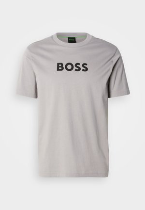 Hellgraues T-Shirt mit kurzen Ärmeln aus Baumwolle, mit großem schwarzem "BOSS"-Logo auf der Vorderseite. Klassischer Rundhalsausschnitt.
