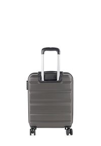 Maleta rígida compacta de color gris oscuro con asa telescópica extendida y cuatro ruedas giratorias sobre fondo blanco.