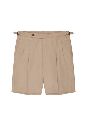 Beige op maat gemaakte shorts met voorkleppen, zijzakken, knoopsluiting en verstelbare zijriemgespen op een witte achtergrond.