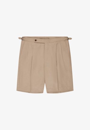 Beige, maßgeschneiderte Shorts mit vorderen Falten, seitlichen Taschen, Knopfverschluss und verstellbaren seitlichen Schnallenriemen auf weißem Hintergrund.