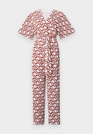 Smeđi i bijeli kombinezon s uzorkom, kratkim rukavima, V-izrezom i remenom od istog materijala u struku, prikazan na jednostavnoj pozadini.