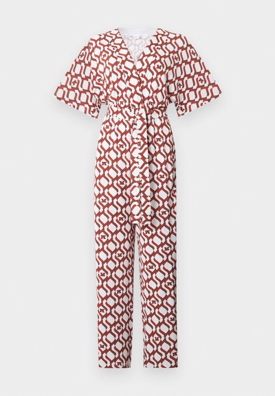 Ολόσωμη φόρμα με καφέ και λευκό μοτίβο, με κοντά μανίκια, V-λαιμόκοψη και ζώνη από ίδιο ύφασμα στη μέση, παρουσιάζεται σε απλό φόντο.