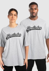 Smilodox UNISEX MACEY FRONT PRINT - Camiseta estampada - grau melange