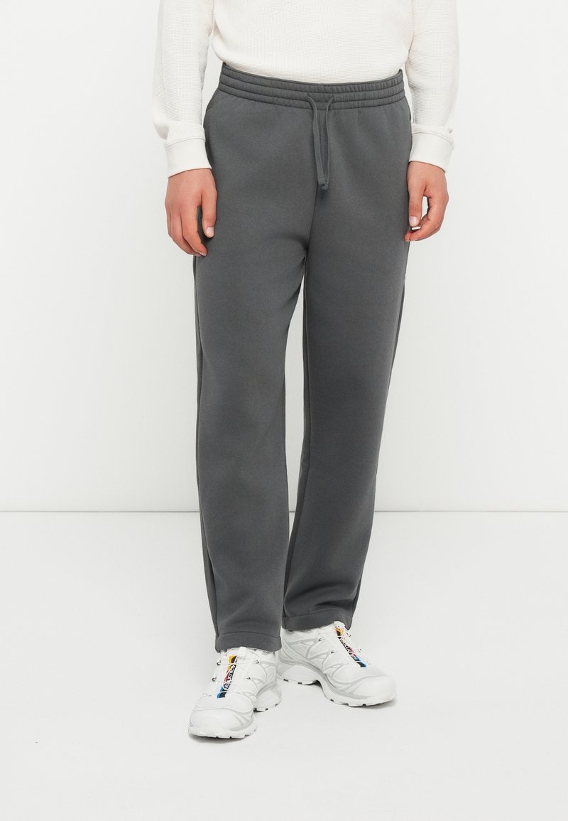 Pantalones de chándal grises hechos de una suave mezcla de algodón, con una cinturilla elástica con cordón y bolsillos en las costuras laterales.
