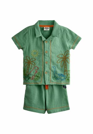 Zöld kisgyermek póló és rövidnadrág szett hímzett dinoszauruszokkal, pálmafákkal, nappal, valamint narancssárga varrással a rövid ujjakon és a szegélyen.