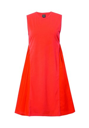 Abito senza maniche caratterizzato da un vivace colore rosso con pannelli laterali arricciati, che creano una forma svasata. Realizzato in morbido tessuto di cotone.