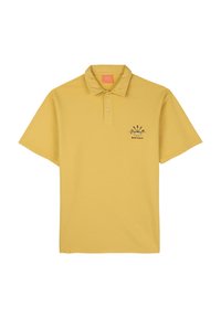 Polo-shirt jaune en coton, avec un col classique, des manches courtes et un petit motif brodé sur la poitrine gauche.