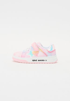 Różowe zamszowe trampki z teksturowanym wzorem, ozdobione błyszczącymi akcentami w kształcie gwiazdek i serc, białymi sznurowadłami oraz napisem "LOVE ROCKS" na boku.