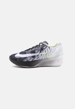 Nike Performance, ZOOMX VAPORFLY NEXT% 4 SE - Обувки за бягане по асфалт - black/white/smoke grey/grey fog