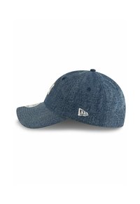 Blaues Denim-Baseball-Cap mit gebogenem Schirm, gesticktem Logo auf der Vorderseite und einer dezenten strukturierten Oberfläche. Fünf Belüftungsöffnungen sind sichtbar.