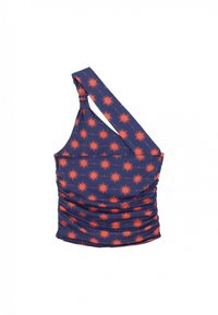 Top asimétrico en tejido azul marino con textura fruncida. Presenta un patrón de explosión en color naranja. Diseño elegante con una sola tirante ancho.