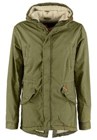 Parka à capuche couleur vert olive avec fermeture éclair frontale, boutons, deux poches poitrine, deux poches inférieures à rabat et doublure intérieure en polaire beige dans la capuche.