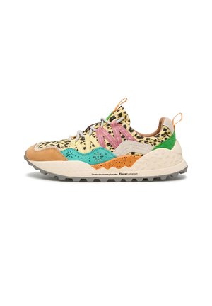 Sneaker multicolore con upper giallo a stampa leopardata, accenti rosa e verdi, suola testurizzata e design ammortizzato.