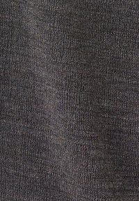Gros plan d’un tissu tissé gris foncé avec une texture subtile et de fins fils croisés.