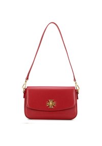 Rode leren handtas met een gouden hardware sluiting en een zachte textuur. Heeft een klepontwerp en een enkele schouderband.