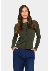 Olive roheline pika varrukaga kardigan, millel on tekstureeritud viimistlus, ümar kaelus ja kuus esipainutatud nuppu, kombineeritud laia lõikega denimpükstega.