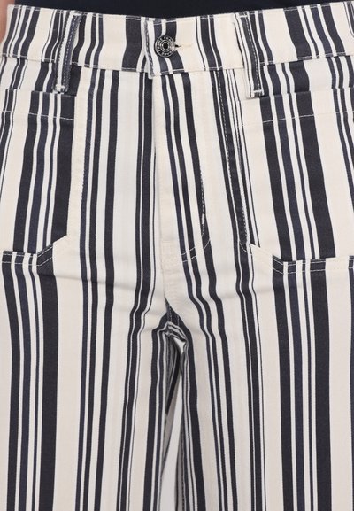 Pantaloni a righe con strisce verticali blu navy e crema, dotati di due tasche frontali e una chiusura con bottone in metallo in vita.