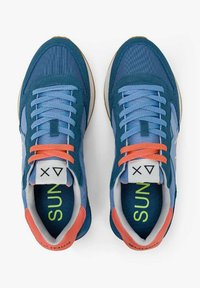 Blaue Sportschuhe mit einem Design aus Mesh und Wildleder, ausgestattet mit orangenen Schnürsenkeln und Akzenten, einem weißen Zungenschild und grüner Innenmarkierung.