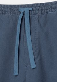 Blaue Baumwollshorts mit elastischem Bund und passendem Bindeband an der Vorderseite. Glatte Textur mit genähten Details.
