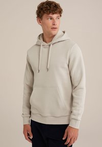 Bež jopič s prednjim žepom, kapuco z vrvico in rebrastimi manšetami. Narejen iz mehkega blaga z gladko teksturo in minimalnimi oblikovalskimi podrobnostmi.